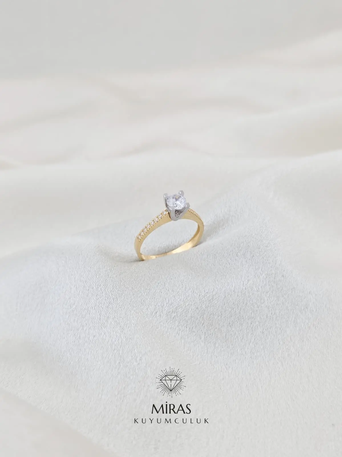 14 Ayar Altın - Kenar Taşlı Tektaş Yüzük - K14YZK245