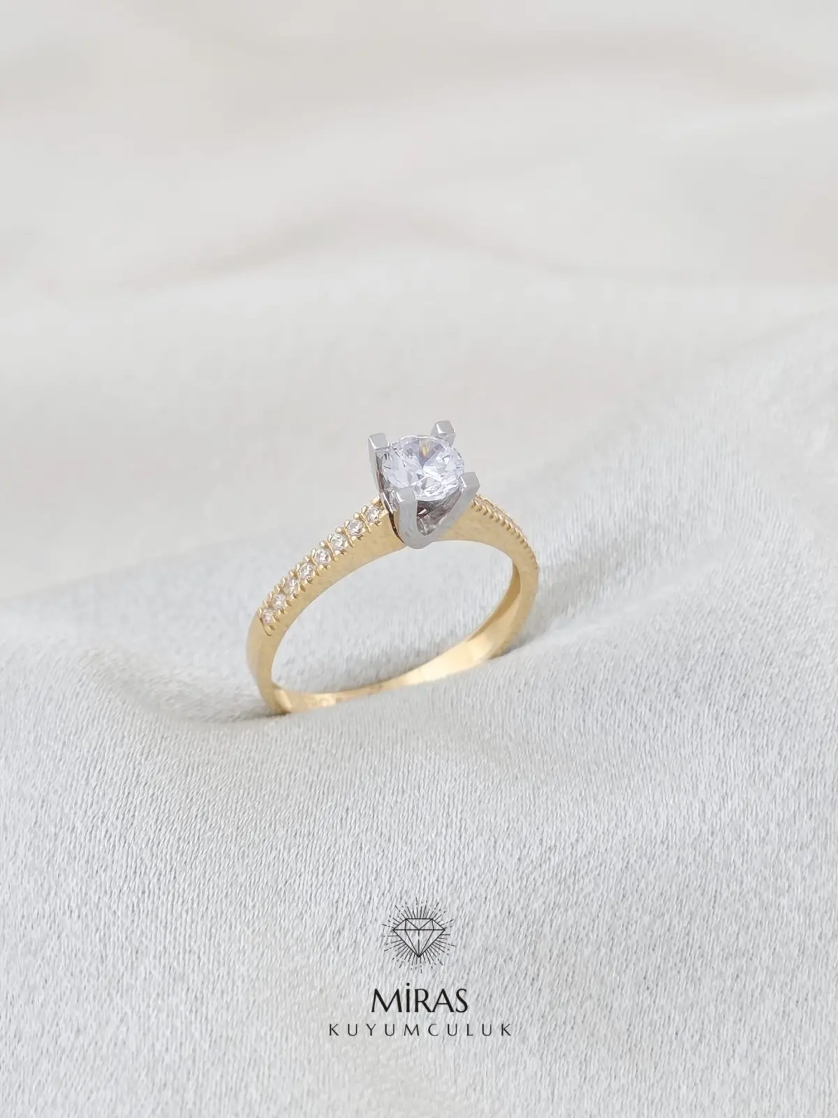 14 Ayar Altın - Kenar Taşlı Tektaş Yüzük - K14YZK245