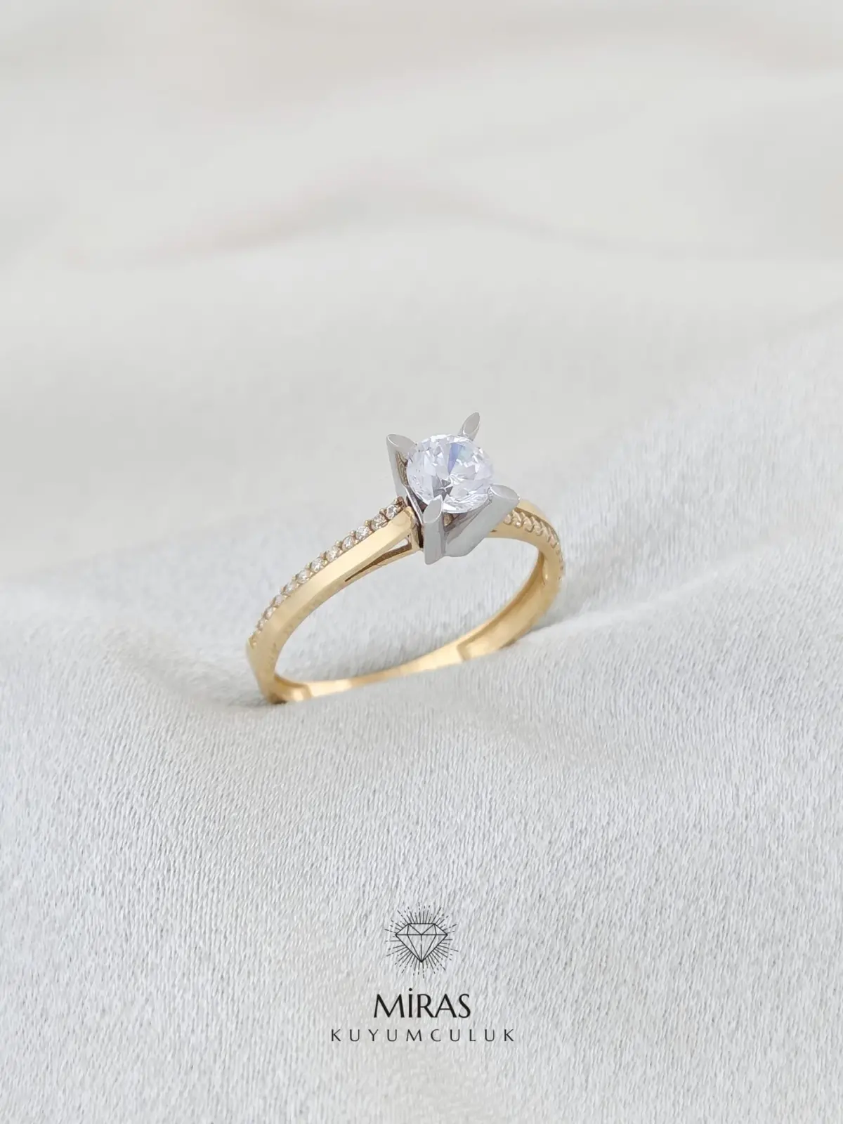 14 Ayar Altın - Kenar Taşlı Badem Tektaş Yüzük - 14YZK562