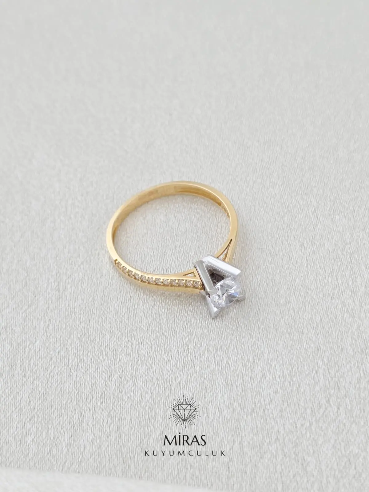 14 Ayar Altın - Kenar Taşlı Badem Tektaş Yüzük - 14YZK562