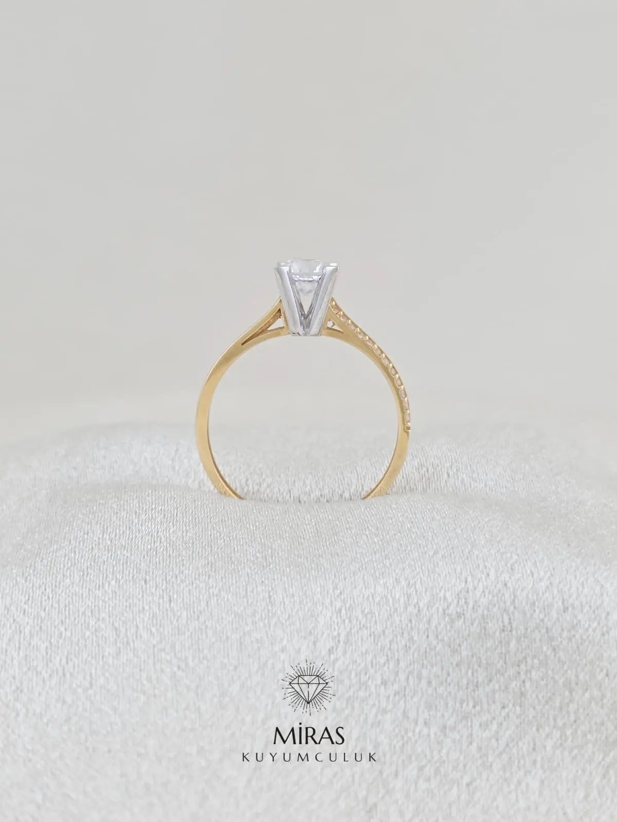 14 Ayar Altın - Kenar Taşlı Badem Tektaş Yüzük - 14YZK562