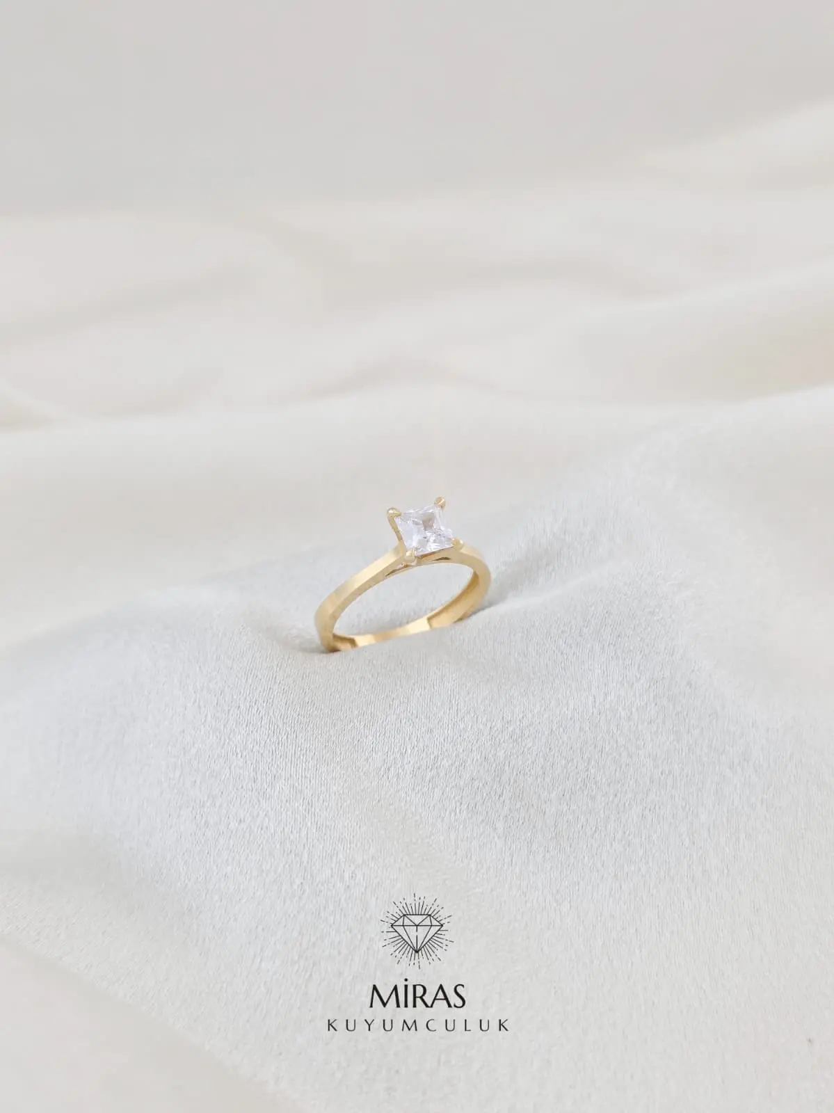 14 Ayar Altın - Prenses Kesim Tektaş Yüzük 14YZK751