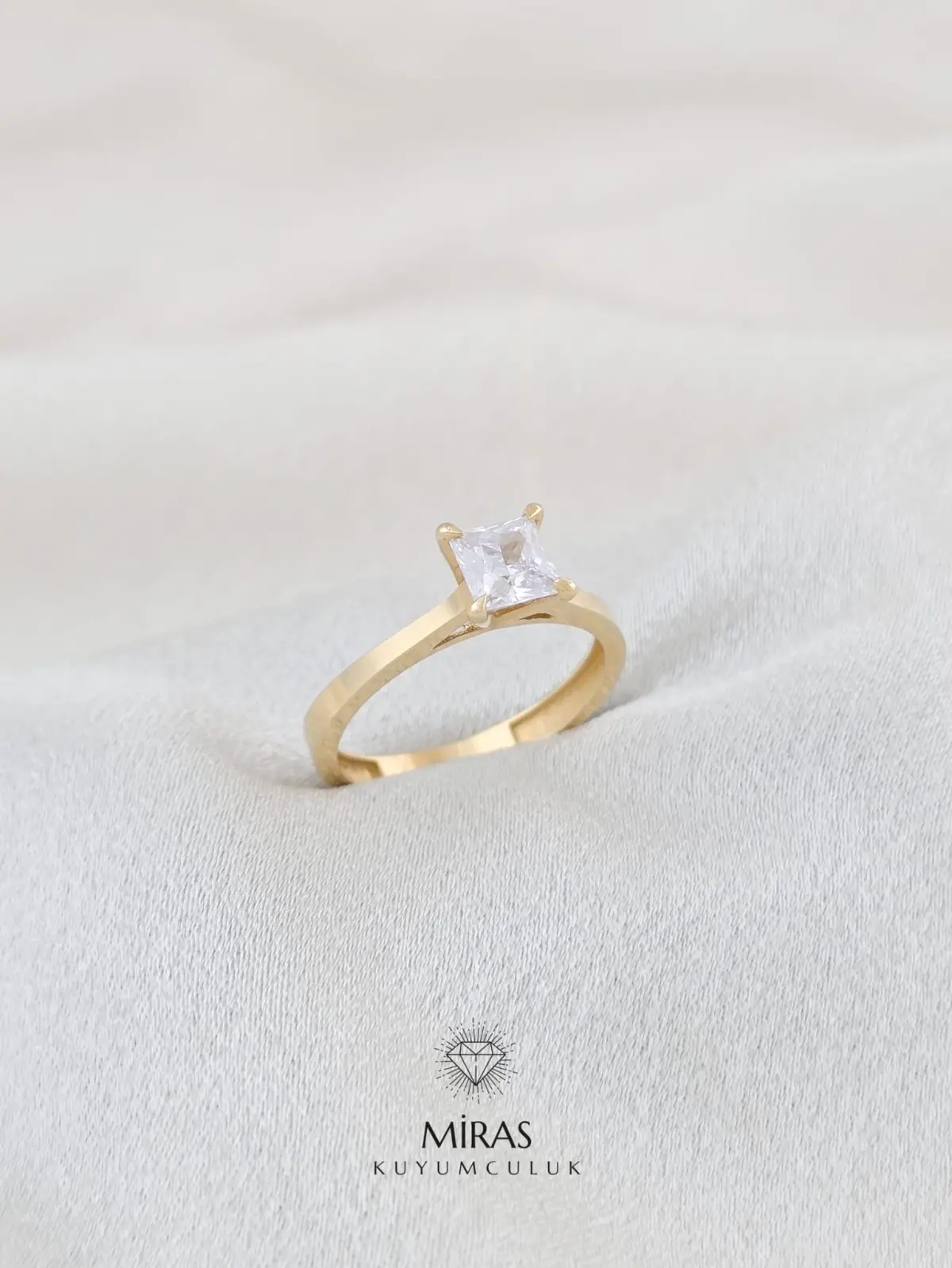 14 Ayar Altın - Prenses Kesim Tektaş Yüzük 14YZK751