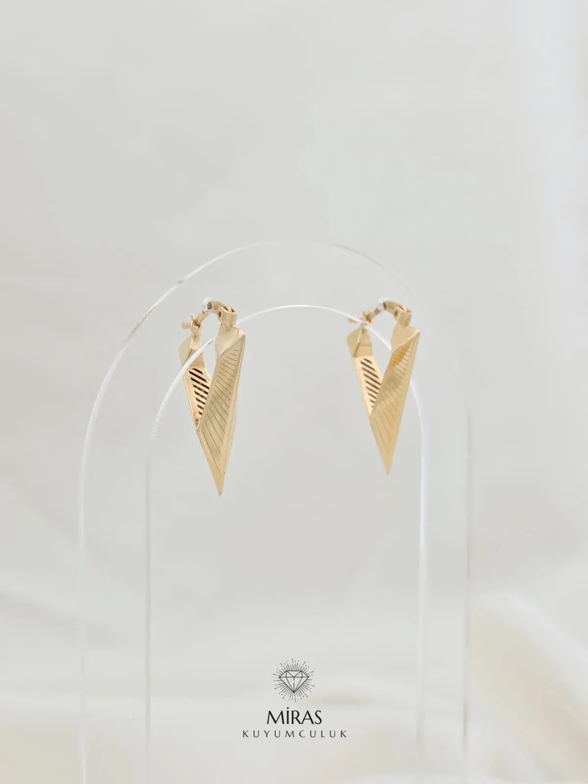 14 Ayar Altın - Lazer Çizgi Detaylı Üçgen Küpe - K14KP32