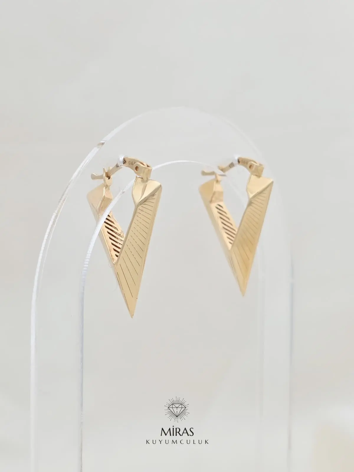 14 Ayar Altın - Lazer Çizgi Detaylı Üçgen Küpe - K14KP32