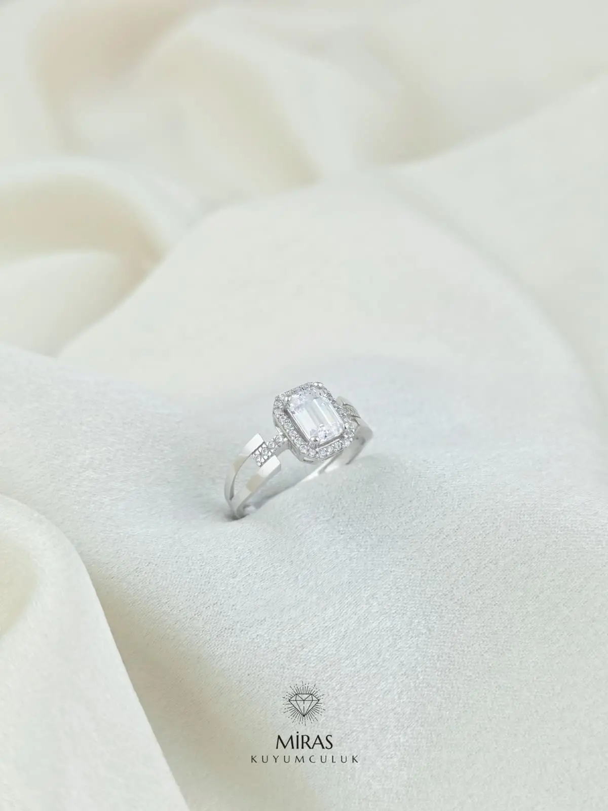 14 Ayar Altın - Kaburga Taşlı Baget Yüzük - K14YZK353